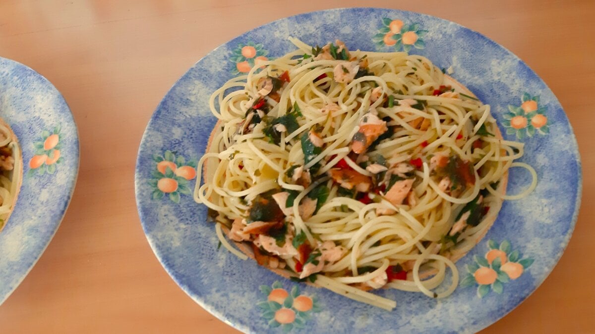 Spaghetti aglio e olio met warm gerookte zalm en rode peper recept | eetse