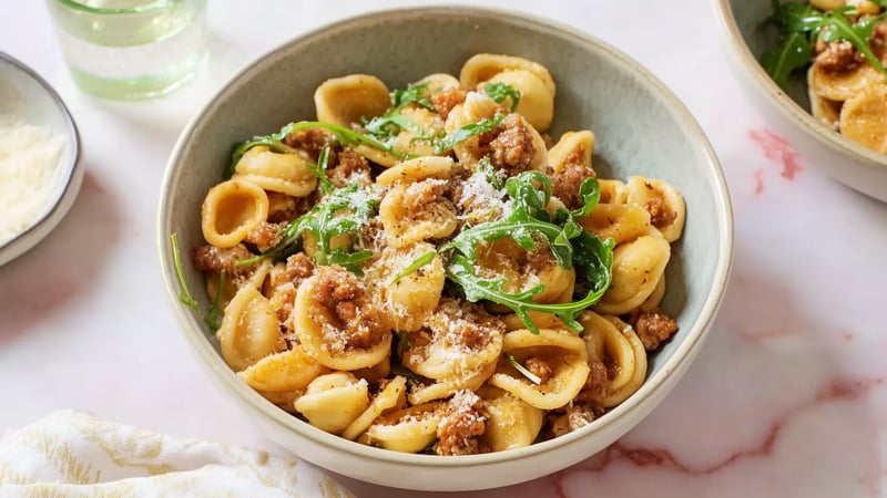 Eénpansgerecht met pasta, Italiaans gekruide worstjes en Parmezaanse kaas