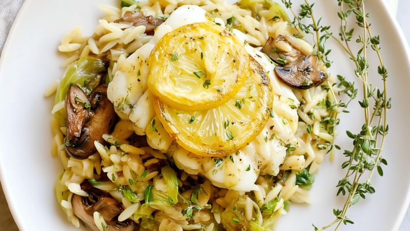 Gebakken kabeljauw met romige orzo, champignons en prei