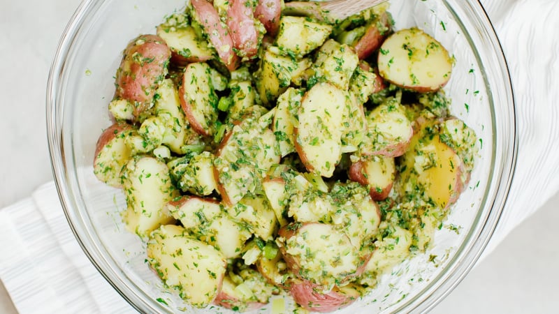 Gezonde aardappelsalade met verse kruiden, zonder mayo