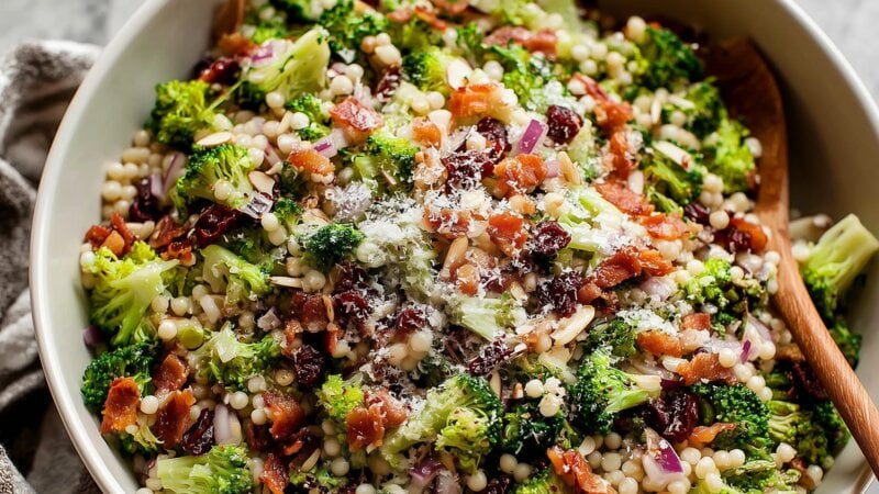 Knapperige broccolisalade met parelcouscous en salami