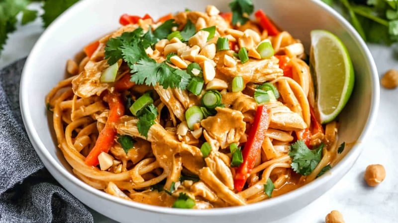 pindakip-met-noedels-en-groenten-slowcooker