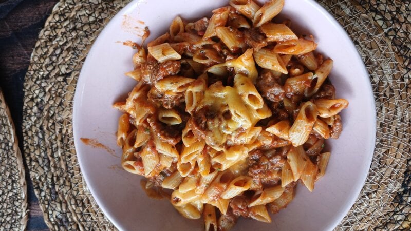 Rundvleessaus met pasta en kaas uit de slowcooker