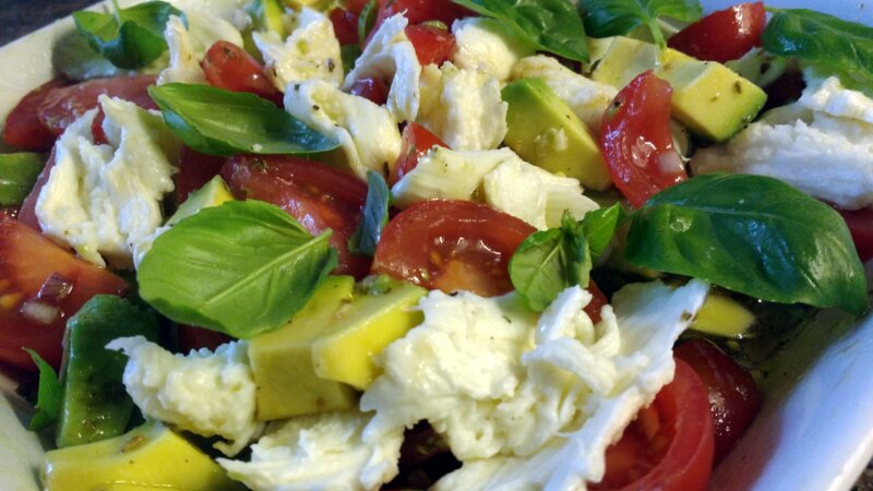 Salade van kerstomaatjes met avocado, mozzarella en basilicumpesto