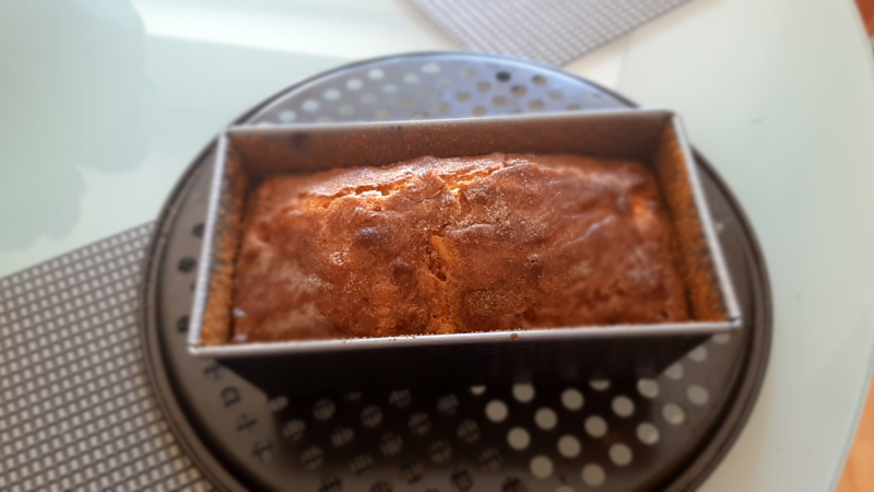 Appelcake met een krokante bovenlaag van kaneelsuiker