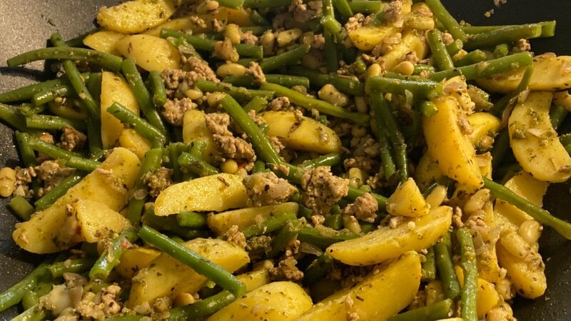 Italiaanse gemengde bonen met gehakt en pesto