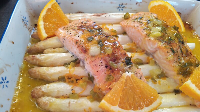 Asperges met zalm en sinaasappel-honingsaus uit de oven
