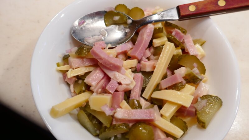 Echte Duitse zoetzure Worst-kaassalade met augurkjes