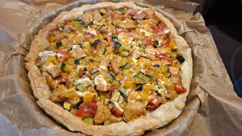 Quiche met kalkoenfilet, geitenkaas, courgette, paprika en tomaat