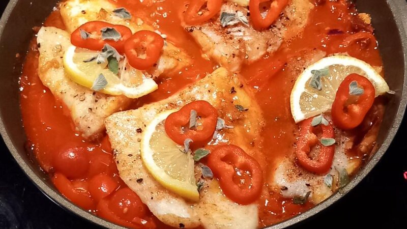 Spaanse Surf en Turf Stoofpot met heekfilet en een beetje chorizo