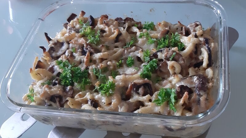 Spätzle met gemengde paddenstoelen, bergkaas en gebakken uien
