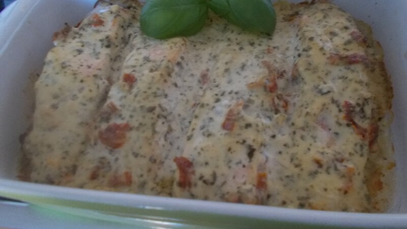 Romige Italiaanse zalmfilet met basilicumpesto en gedroogde tomaten
