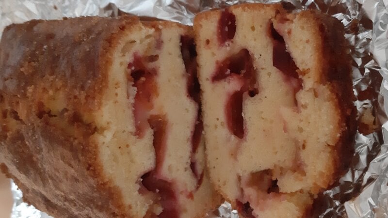 Pruimencake met een knapperige bovenlaag