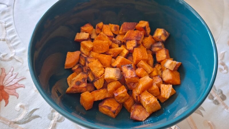 Goed gekruide geroosterde zoete aardappelblokjes uit de oven