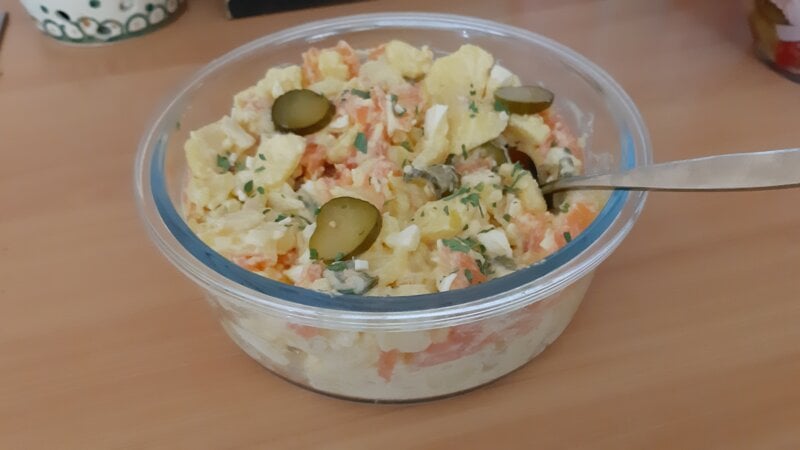 Aardappelsalade met gerookte zalm, eieren en honing-mosterddressing