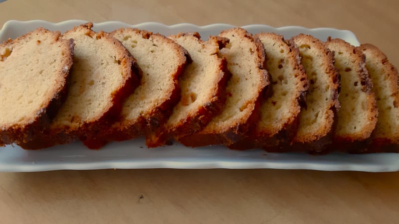 Appelcake met een krokante bovenlaag van kaneelsuiker
