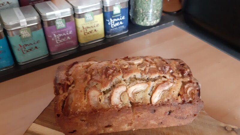 Appelcake met walnoten, rozijnen en een beetje rum