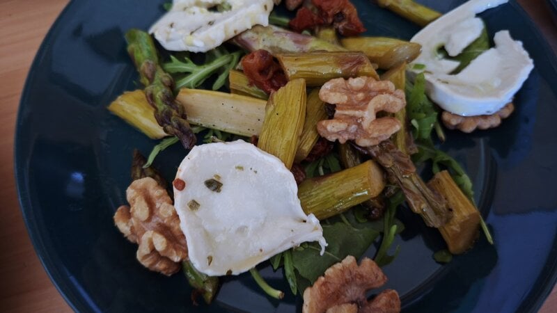 Salade van groene asperges met gemarineerde geitenkaas, gedroogde tomaten en geroosterde walnoten
