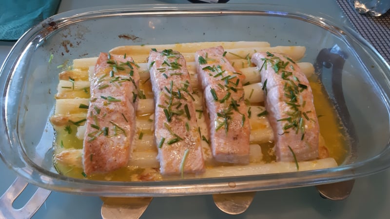 Asperges met zalm en sinaasappel-honingsaus uit de oven