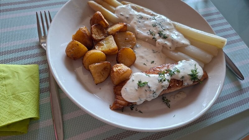 Asperges met gebakken zalmfilet en dille-roomsaus
