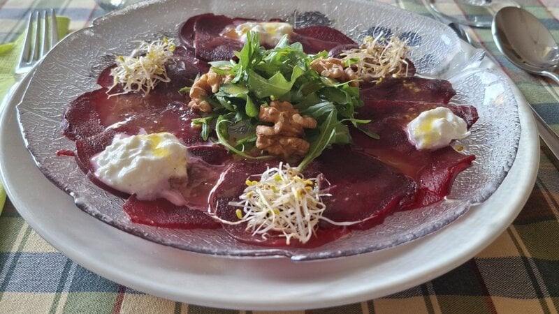 Carpaccio van rode bietjes met burrata, walnoten, rucola en alfafa