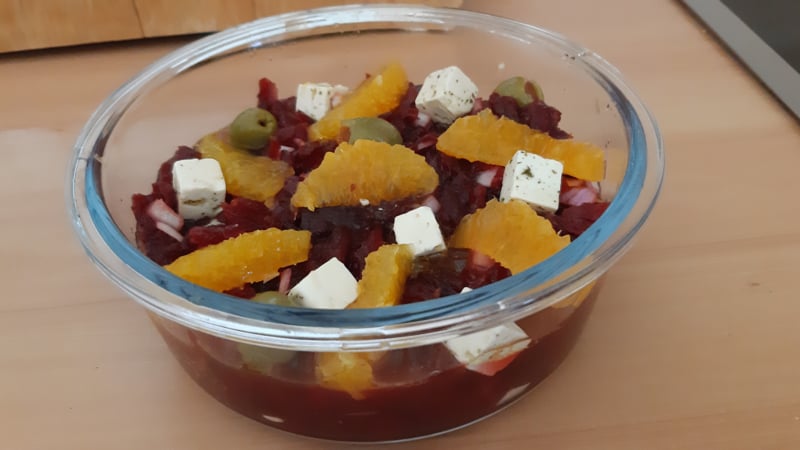 Bietjessalade met sinaasappel, olijven en feta