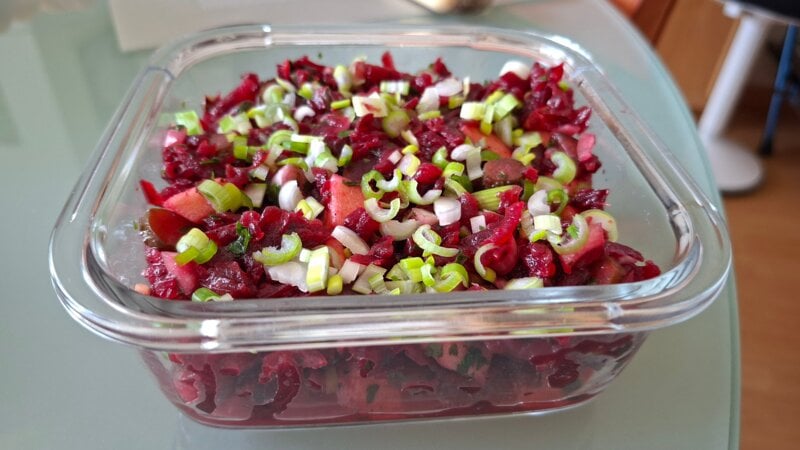 Salade van rode bietjes met kappertjes en cornichons