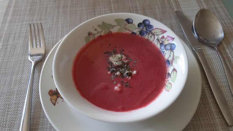 Romige rode bietjessoep met gorgonzola