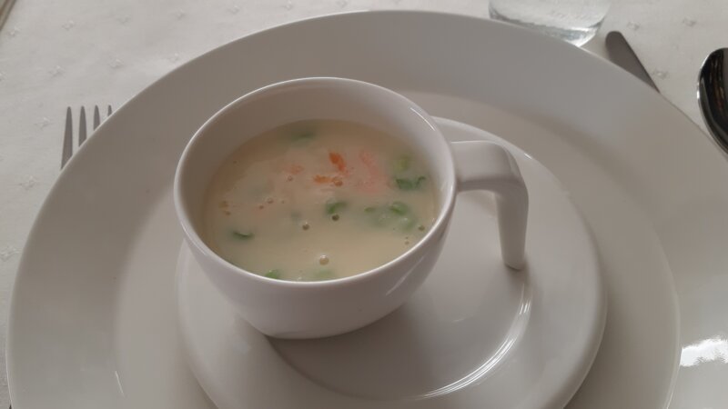 Bloemkoolcrèmesoep met warmgerookte zalm en lente-uitjes
