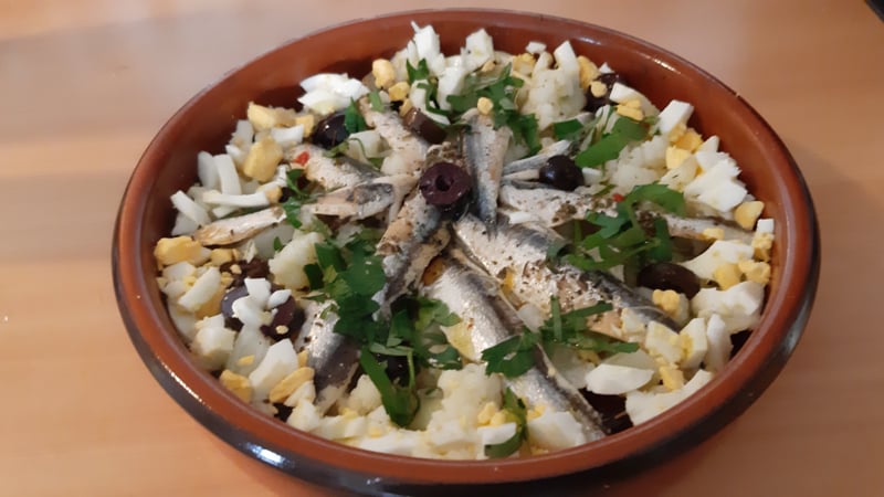 Mediterrane bloemkoolsalade met ansjovis, ei en olijven