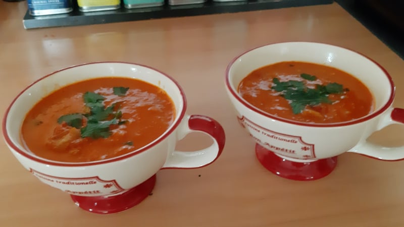 Pittige bonensoep met gegrilde paprika's en chorizo