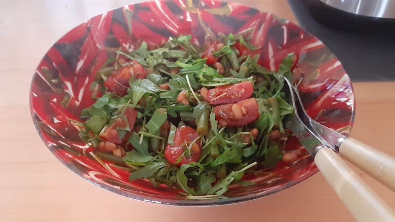 Salade van sperziebonen en witte bonen met rucola en romaatjes
