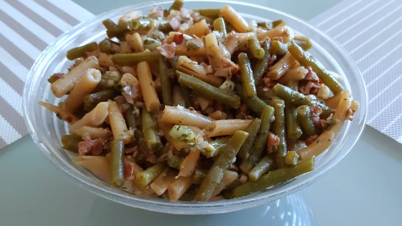 Gemengde bonensalade met ui, knoflook en bacon