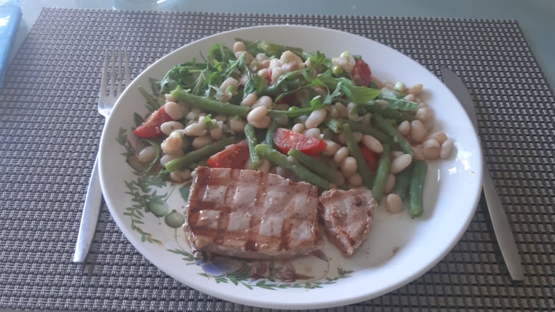 Mediterrane bonensalade met een gegrilde tonijnsteak, lekker zomers