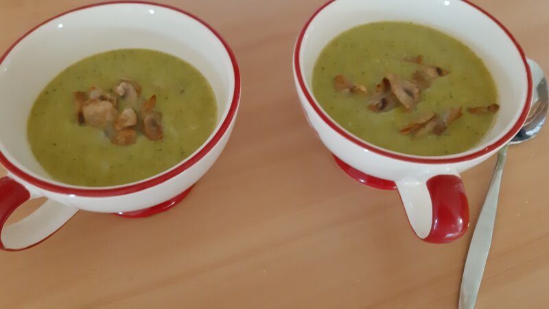 Broccoli-groentesoep met gebakken champignons