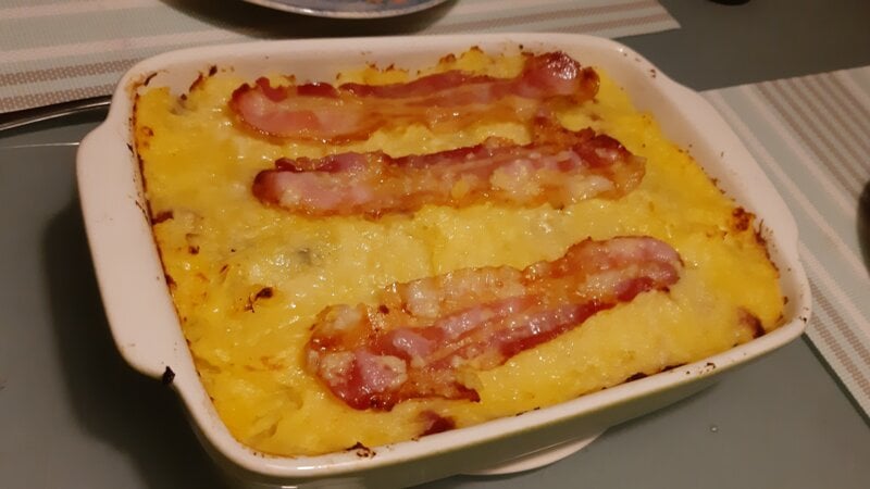 Ovenschotel bruine bonenschotel met aardappelpuree en spekjes