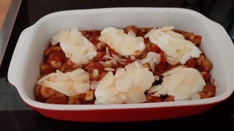 Vegetarische ovenschotel met champignons, courgette en tomaat, afgedekt met mozzarella