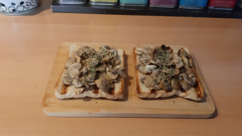 Geroosterde boterham met gebakken champignons en gorgonzola