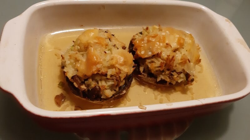 Gevulde grote champignons (portobello) met rijst, champignons en kaas