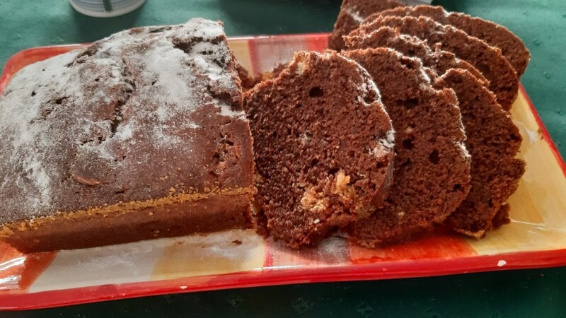 Chocoladecake met witte chocoladestukjes