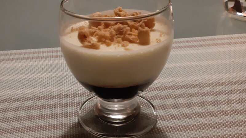 Witte chocolademousse met amarena-kersen