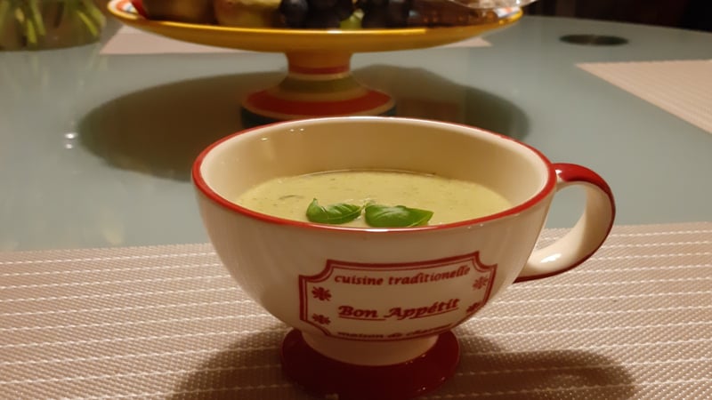 Romige Italiaanse courgettesoep met verse basilicum