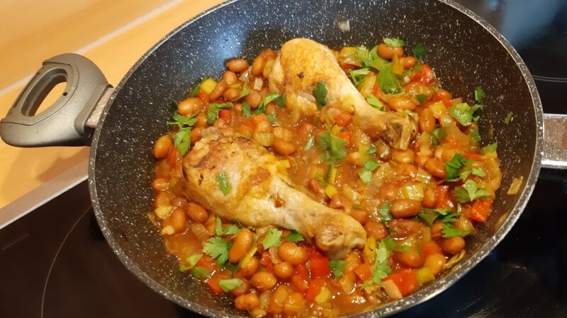 Drumsticks met pittige bruine bonen, prei en paprika