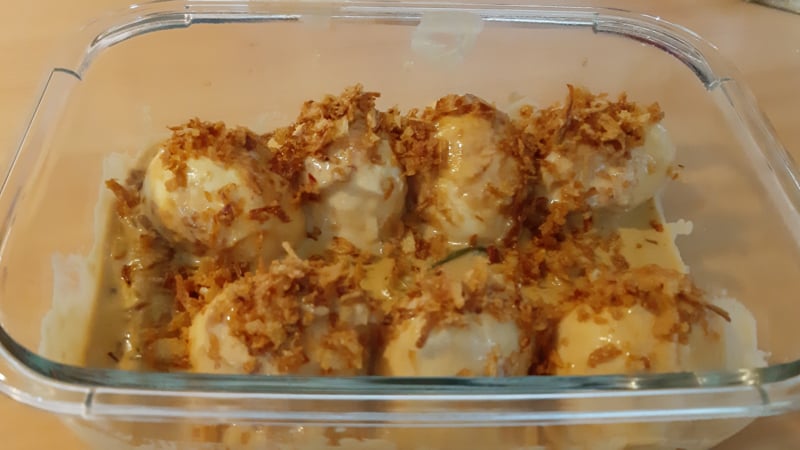 Sambal goreng telor: Indische eieren in een lekkere saus met gebakken uitjes
