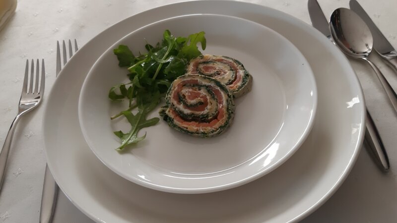 Ei-rol met spinazie en gerookte zalm