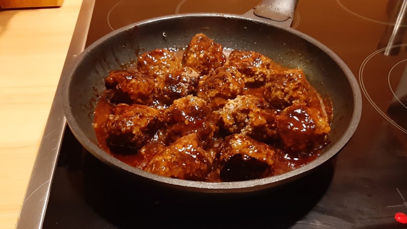 Gehakbtballetjes in een sticky saus
