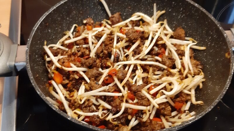 Indisch gekruid gehakt met paprika en taugé