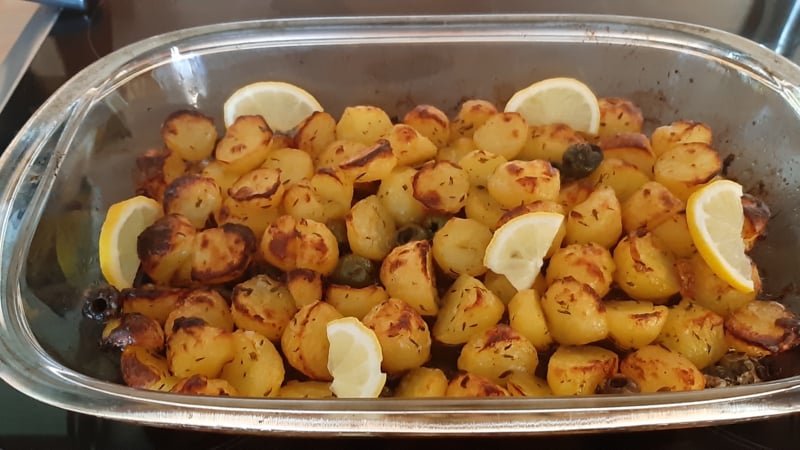 Griekse citroenaardappeltjes met olijven