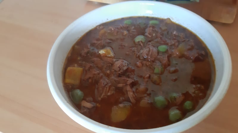 Grieks rundvlees met tomaat, paprika en olijven uit oven of slowcooker