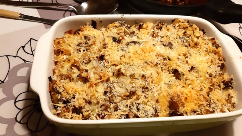 Gegratineerde ovenschotel stamppot groene kool met champignons en spekjes